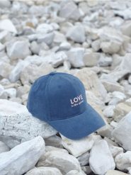 Czapka z daszkiem - granatowy. Niebieskie czapki z daszkiem Sinsay, bez wzorów, z bawełny. Za 19.99 zł.