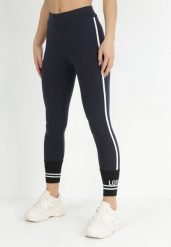 Granatowe Legginsy z Lampasami i Ściągaczem z Napisem Riki. Niebieskie legginsy Born2be, bez wzorów, z materiału. W wyprzedaży za 47.99 zł.