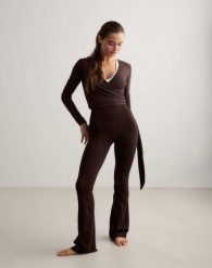 Damskie legginsy rozszerzane nogawki, wysoki stan, squat proof Sense czekoladowy. Brązowe legginsy AIM'N, bez wzorów, z elastanu, street. Za 339.00 zł.