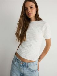 Bluzka ze strukturalnej dzianiny - złamana biel. Bluzki Reserved, l, bez wzorów, z bawełny, bez kołnierzyka, bez ramiączek. W wyprzedaży za 49.99 zł.