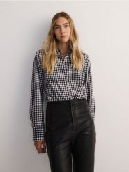 Bawełniana koszula w kratę - czarny. Czarne koszule Reserved, l, bez wzorów, z bawełny, bez kołnierzyka, bez ramiączek. W wyprzedaży za 69.99 zł.