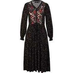 Sukienka midi z dżerseju z wiskozy, z wiązanym paskiem. Czarne sukienki bonprix, bez wzorów, z dżerseju, bez kołnierzyka, bez ramiączek, midi. Za 99.99 zł.