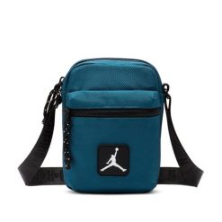 Torebka saszetka listonoszka sportowa Nike Jordan. Czarne nerki i saszetki Nike, bez wzorów, sportowe, bez dodatków. W wyprzedaży za 99.00 zł.