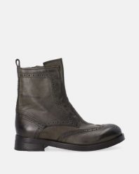 ZIELONE BOTKI DAMSKIE P006LEGROBB022. Zielone botki Venezia, bez wzorów, ze skóry, bez obcasa, bez zapięcia. Za 899.00 zł.