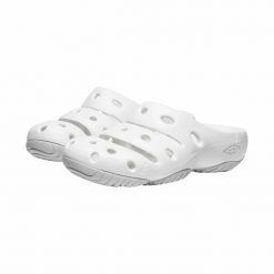 Klapki damskie KEEN YOGUI. Białe klapki Keen, bez wzorów, sportowe, bez obcasa, bez zapięcia. Za 179.99 zł.