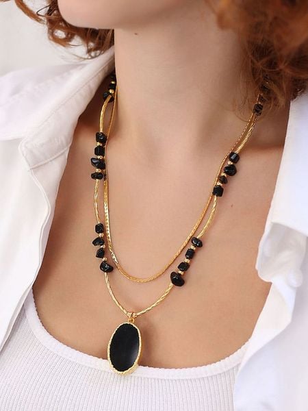 Pierres delicates Pozłacany naszyjnik z elementami ozdobnymi - dł. 45 cm rozmiar: onesize. Czarne naszyjniki Pierres delicates, z materiału, z onyksem, pozłacane. Za 69.99 zł.