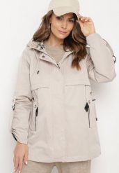 Jasnobeżowa Kurtka Parka z Kapturem i Kieszeniami z Możliwością Ściągnięcia w Talii Kailisse. Brązowe kurtki Born2be, l, bez wzorów, z materiału, z kapturem. W wyprzedaży za 314.49 zł.