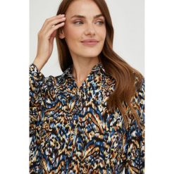 Answear Lab koszula damska regular z kołnierzykiem klasycznym. Niebieskie koszule Answear Lab, s, bez wzorów, z tkaniny, klasyczne, bez kołnierzyka, bez ramiączek. Za 139.99 zł.