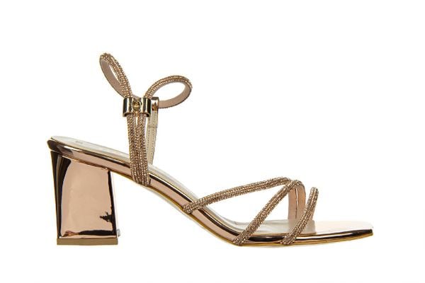 Sandały Bayla-187 ELLA-1705 Rose Mirror 187189, Różowe Złoto, Skóra ekologiczna - 39. Czerwone sandały Bayla, z aplikacjami, z lakierowanej skóry, bez obcasa, na obcasie, bez zapięcia. W wyprzedaży za 224.99 zł.