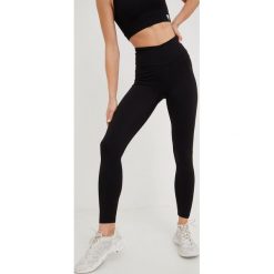 Guess legginsy damskie kolor czarny gładkie. Czarne legginsy Guess, z aplikacjami, z dzianiny. W wyprzedaży za 224.99 zł.