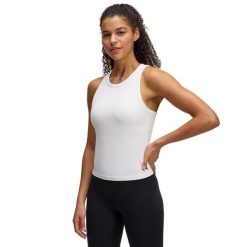 Damski tank top z wysokim dekoltem Under Armour Motion. Białe topy Under Armour, bez wzorów, eleganckie, bez kołnierzyka, bez ramiączek. Za 204.50 zł.