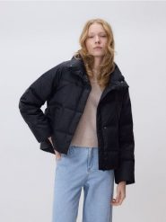 Pikowana kurtka z puchem - czarny. Czarne kurtki Reserved, l, bez wzorów, z puchu, bez kaptura. Za 259.99 zł.