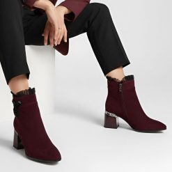 Botki damskie S. Barski, na słupku zamszowe bogato zdobione i na zamek, bordowe, MR52-127. Czerwone botki S.BARSKI, z aplikacjami, z lakierowanej skóry, eleganckie, bez obcasa, na obcasie, bez zapięcia. Za 319.00 zł.