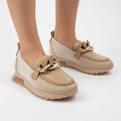 Półbuty damskie Hispanitas, ze skóry naturalnej z tekstylnymi wstawkami z siateczki wsuwany krój metalowa ozdoba na podbiciu, beżowe, SHV264834 Sumat. Brązowe półbuty wsuwane Hispanitas, z aplikacjami, ze skóry, bez obcasa. Za 629.00 zł.