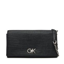 Torebka Calvin Klein. Czarne kopertówki Calvin Klein, bez wzorów, wizytowe, bez dodatków. Za 289.99 zł.