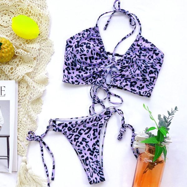 Bikini z usztywnianym topem i praktycznym dołem na plażę Pompilia. Czarne bikini Intica, bez wzorów, z materiału, eleganckie. Za 139.00 zł.
