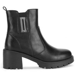 Botki JENNY. Czarne botki Jenny, bez wzorów, bez obcasa, na słupku, bez zapięcia. Za 135.99 zł.
