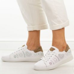 Białe skórzane ażurowe półbuty damskie Filippo Dp7681/26. Białe półbuty wsuwane Filippo, na jesień, w ażurowe wzory, z jeansu, klasyczne, z okrągłym noskiem, bez obcasa, na koturnie. Za 219.00 zł.