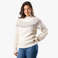 Sweter damski Swedemount Lofoten Wool Knit W. Białe swetry SWEDEMOUNT, bez wzorów, z tkaniny, sportowe, bez ramiączek. Za 249.99 zł.