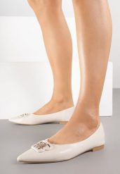 Beżowe Balerinki ze Szpiczastym Noskiem Zdobione Aplikacją Nalamira. Brązowe baleriny Renee, z aplikacjami, klasyczne, ze szpiczastym noskiem, bez obcasa, na płaskiej podeszwie, bez zapięcia. Za 79.99 zł.