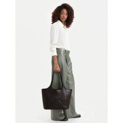 Torebka Calvin Klein. Brązowe shopper bag Calvin Klein, bez wzorów, bez dodatków. Za 529.99 zł.