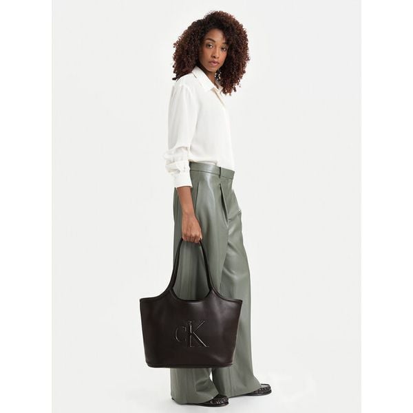 Torebka Calvin Klein. Brązowe shopper bag Calvin Klein, bez wzorów, bez dodatków. Za 473.99 zł.