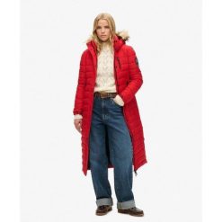 Długi pikowany płaszcz z kapturem Fuji od SUPERDRY. Czerwone płaszcze Superdry, bez wzorów, eleganckie, z kapturem. W wyprzedaży za 491.50 zł.