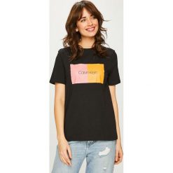 Calvin Klein - Top. Białe t-shirty Calvin Klein, bez wzorów, z bawełny, casualowe, bez kołnierzyka, bez ramiączek. W wyprzedaży za 159.90 zł.