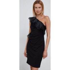 Dkny sukienka kolor czarny mini dopasowana. Czarne sukienki DKNY, bez wzorów, bez kołnierzyka, bez ramiączek, mini, dopasowane. Za 1,149.90 zł.