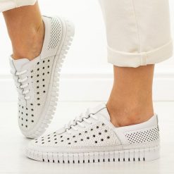 Białe skórzane półbuty damskie Potocki 19431. Białe półbuty wsuwane POTOCKI, na jesień, w ażurowe wzory, z jeansu, casualowe, bez obcasa, na płaskiej podeszwie. Za 229.00 zł.