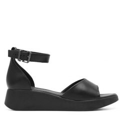 Sandały Lasocki. Czarne sandały Lasocki, bez wzorów, bez obcasa, na koturnie, bez zapięcia. Za 159.99 zł.