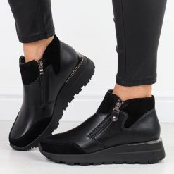 Czarne skórzane botki damskie Filippo dbt6348/24. Czarne botki Filippo, bez wzorów, z polaru, eleganckie, z okrągłym noskiem, bez obcasa, bez zapięcia. W wyprzedaży za 254.15 zł.