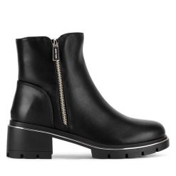 Botki JENNY. Czarne botki Jenny, bez wzorów, bez obcasa, na słupku, bez zapięcia. Za 179.99 zł.