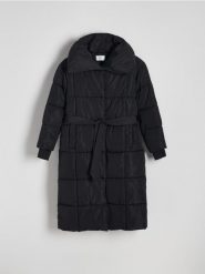 Długi pikowany płaszcz - czarny. Czarne płaszcze Reserved, l, bez wzorów, z tkaniny, bez kaptura. W wyprzedaży za 139.99 zł.