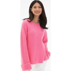 RÓŻOWY SWETER O LUŹNYM KROJU JUVIA. Czerwone swetry Juvia, l, bez wzorów, z elastanu, klasyczne, bez ramiączek. W wyprzedaży za 1,430.00 zł.