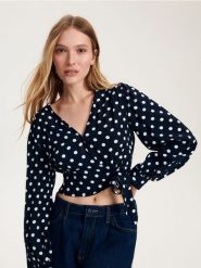 Kopertowa bluzka z wiskozy - granatowy. Niebieskie bluzki Reserved, l, bez wzorów, z tkaniny, bez kołnierzyka, bez ramiączek. W wyprzedaży za 59.99 zł.