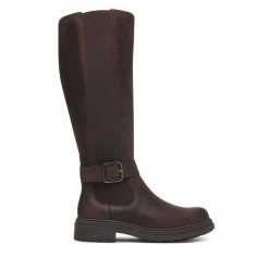 Kozaki Clarks. Brązowe kozaki Clarks, bez wzorów, bez obcasa, na płaskiej podeszwie, bez zapięcia. Za 779.99 zł.