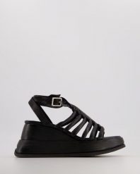 CZARNE SANDAŁY B27005 NERO. Czarne sandały Venezia, bez wzorów, ze skóry, bez obcasa, na koturnie, bez zapięcia. Za 659.00 zł.