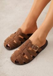 Brązowe Klapki Gladiatorki z Ozdobną Sprzączką Lusanatia. Brązowe klapki Renee, bez wzorów, bez obcasa, na płaskiej podeszwie, bez zapięcia. Za 79.99 zł.