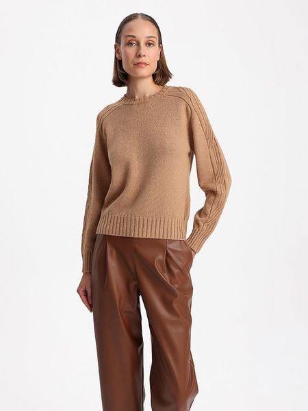 BGN Sweter w kolorze jasnobrązowym rozmiar: 38. Brązowe swetry BGN, bez wzorów, ze splotem, bez ramiączek. Za 118.28 zł.