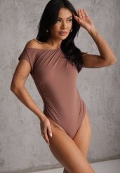Brązowe Body o Asymetrycznym Kroju z Marszczeniem Asintlia. Brązowe body i gorsety Renee, bez wzorów, bez ramiączek. Za 69.99 zł.