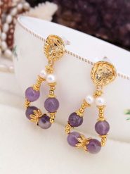 Pierres de Jade Pozłacane kolczyki-wkrętki z perłami i kryształami rozmiar: onesize. Białe kolczyki Pierres de Jade, z kryształem, pozłacane. Za 39.99 zł.