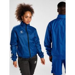 Kurtka ortalionowa piłkarska dla dorosłych Hummel Core XK Spray Jacket. Niebieskie kurtki Hummel, m, bez wzorów, sportowe, bez kaptura. Za 168.00 zł.