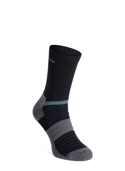 Skarpety biegowe Inov-8 Active High. Czarne skarpetki Inov-8, bez wzorów, z materiału. Za 68.19 zł.