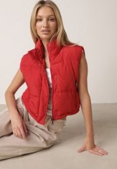 Czerwona Krótka Kamizelka Pikowana Typu Puffer Niraemius. Czerwone kamizelki Born2be, l, bez wzorów, z jeansu, sportowe, bez ramiączek, z kapturem, tenisowe. Za 79.99 zł.