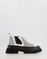 SPORTOWE BOTKI 003904 WHITE. Białe botki Venezia, bez wzorów, ze skóry, sportowe, bez obcasa, bez zapięcia. Za 389.00 zł.