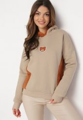 Beżowa Bawełniana Bluza z Kapturem z Polarem i Naszywką Misia Hestada. Brązowe bluzy Born2be, z aplikacjami, z bawełny, casualowe, bez ramiączek, z kapturem. W wyprzedaży za 93.49 zł.