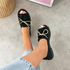 Czarne Polskie sandały damskie Suzana Mal. Czarne sandały Suzana, z aplikacjami, ze skóry, eleganckie, bez obcasa, na płaskiej podeszwie, bez zapięcia. Za 219.00 zł.