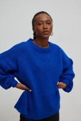 Sweter oversize z bufiastym rękawem SAPPHIRE BLUE - RIVERO. Niebieskie swetry Marsala, na lato, bez wzorów, z wełny, bez ramiączek. Za 249.90 zł.