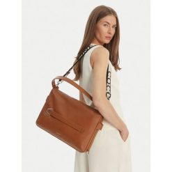 Torebka Coccinelle. Brązowe torebki klasyczne Coccinelle, bez wzorów, klasyczne, bez dodatków. Za 1,599.00 zł.
